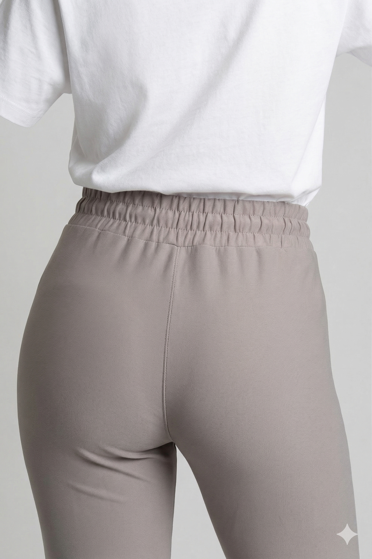 Comfort broek grijs met koordje achterkant detail