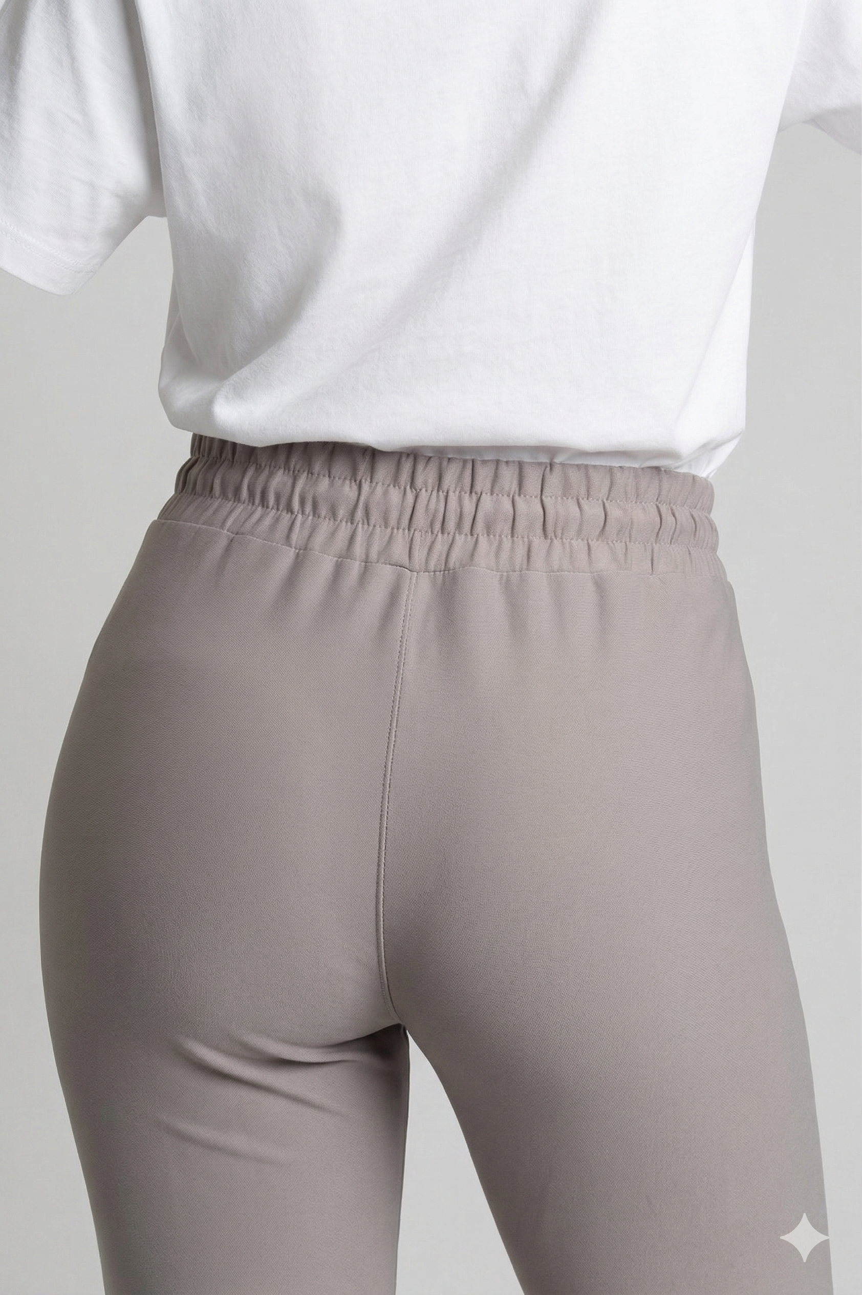 Comfort broek grijs met koordje achterkant detail