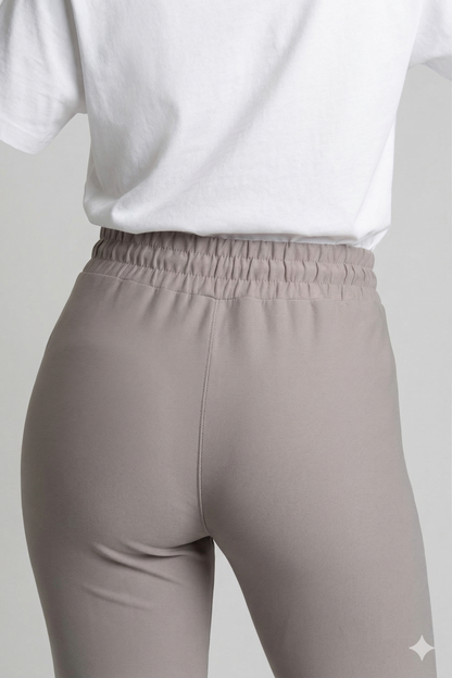 Comfort broek grijs met koordje achterkant detail