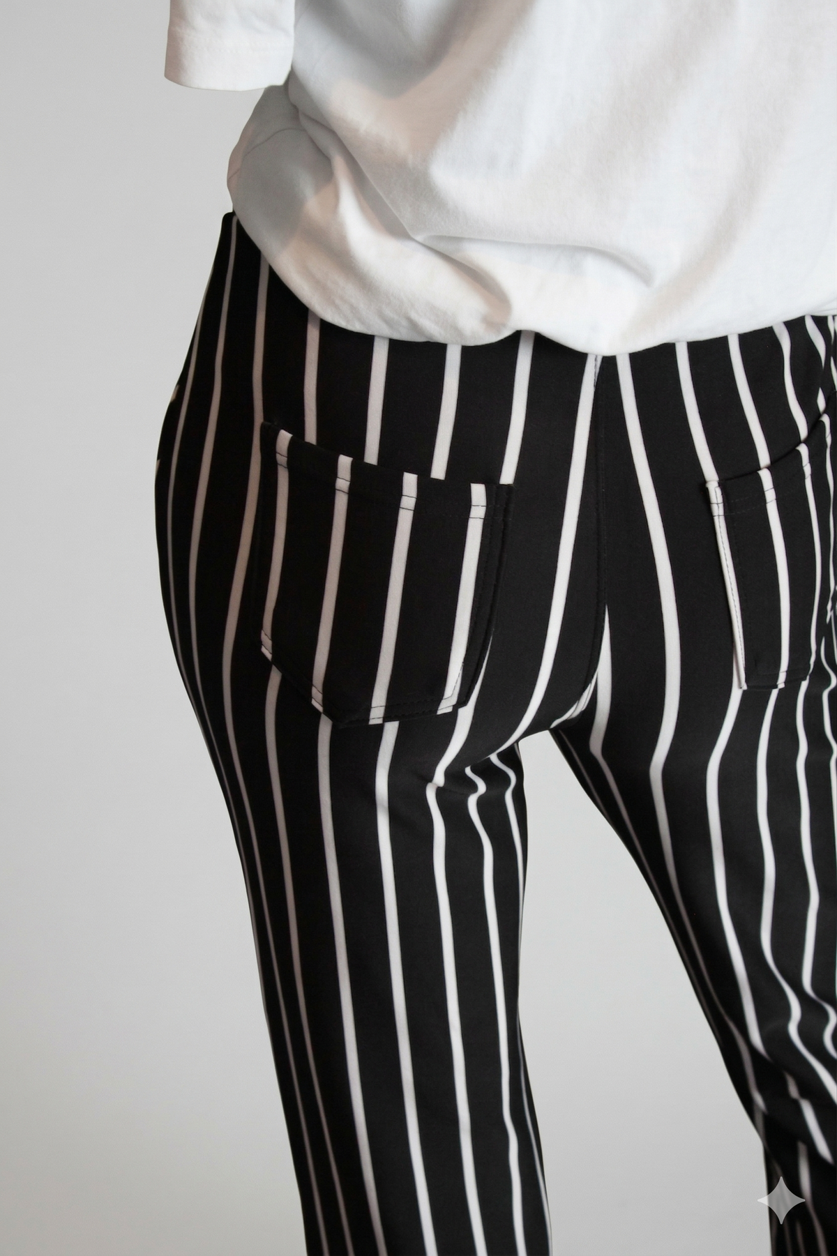 Comfort pantalon zwart met streep  achterkant detail