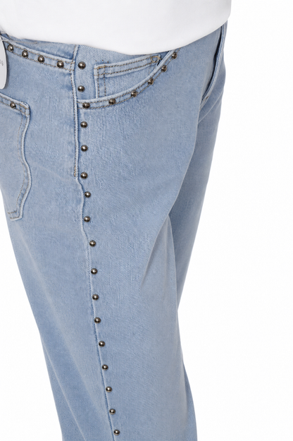 Studded capri jeans been detail